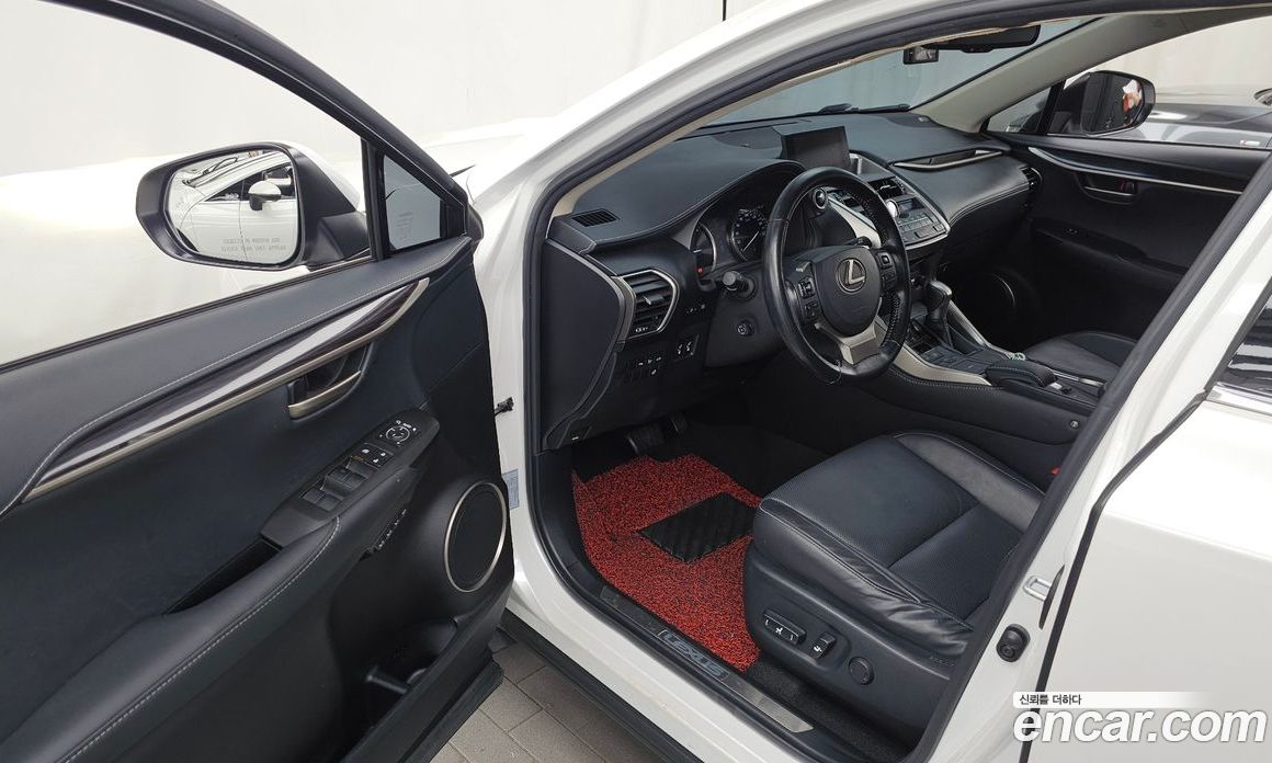 Lexus NX300h фото 10