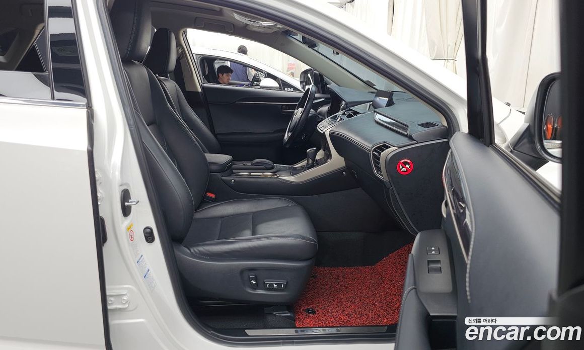 Lexus NX300h фото 11