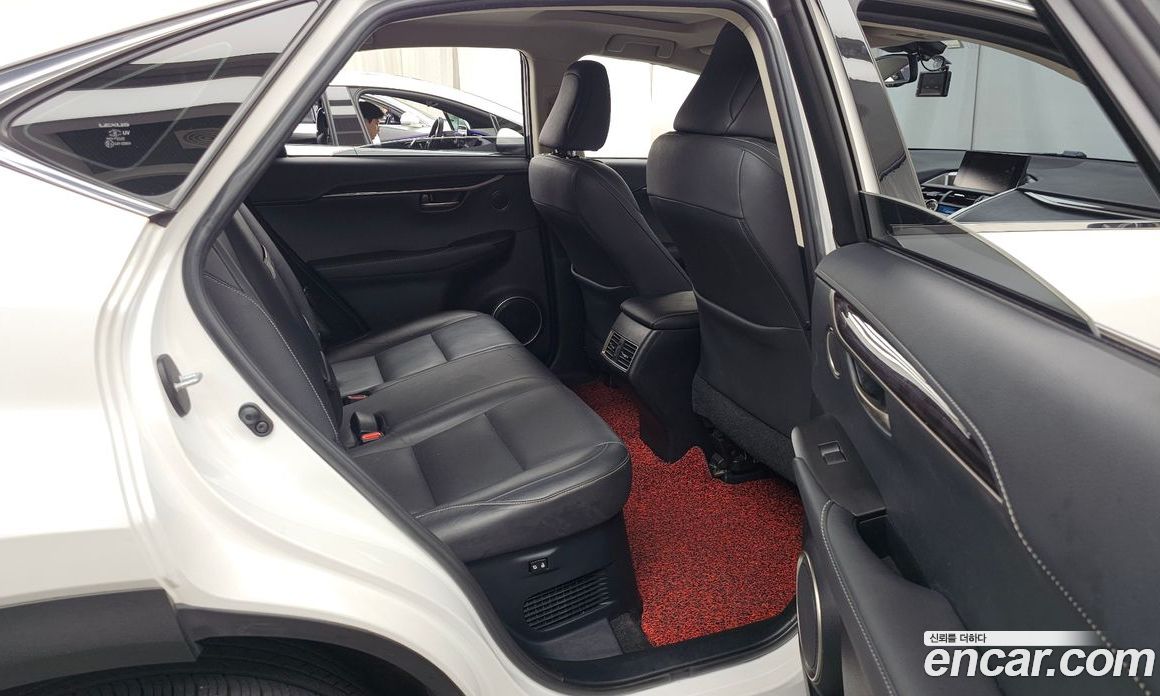 Lexus NX300h фото 12
