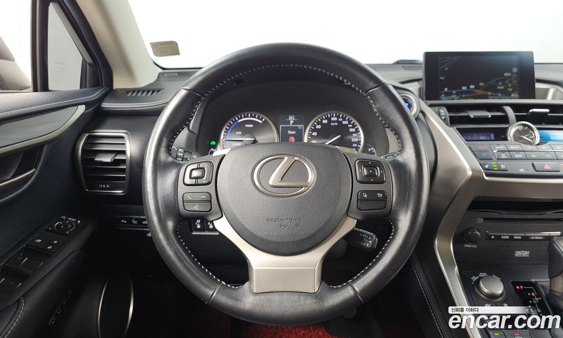 Lexus NX300h фото 13