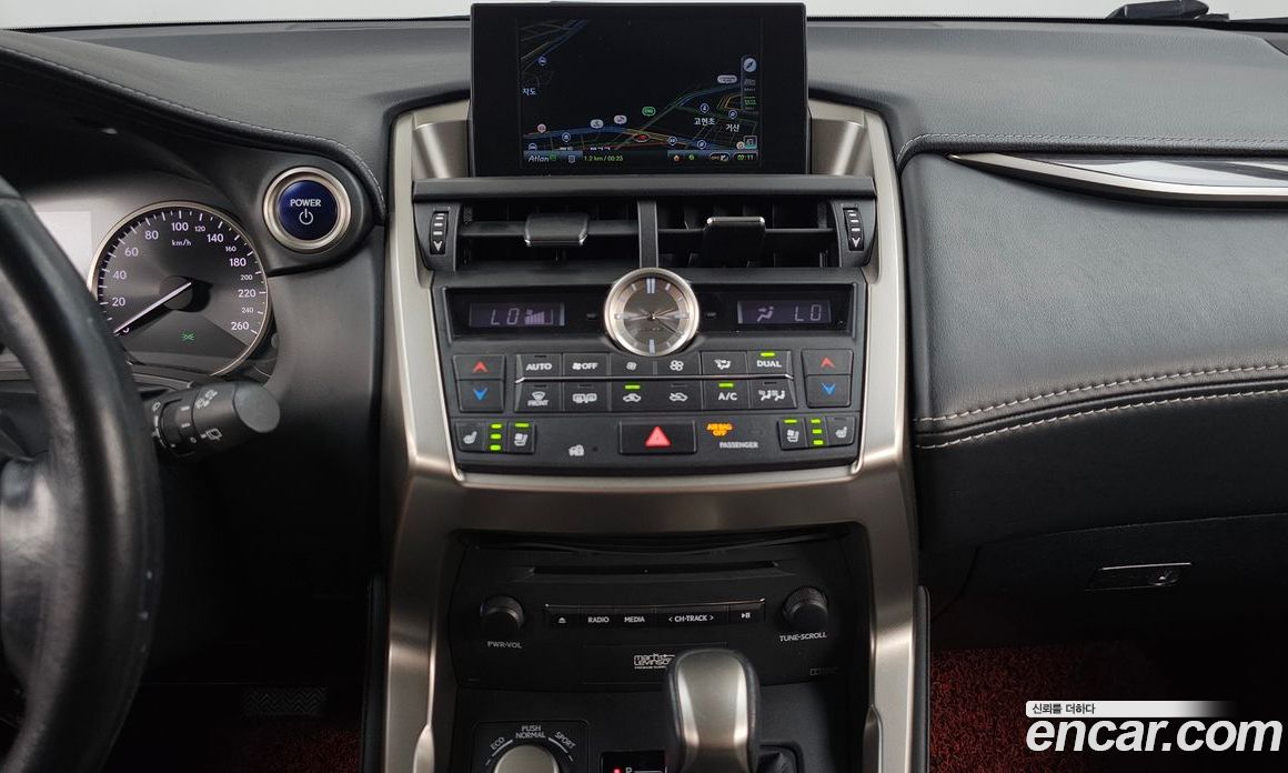 Lexus NX300h фото 14