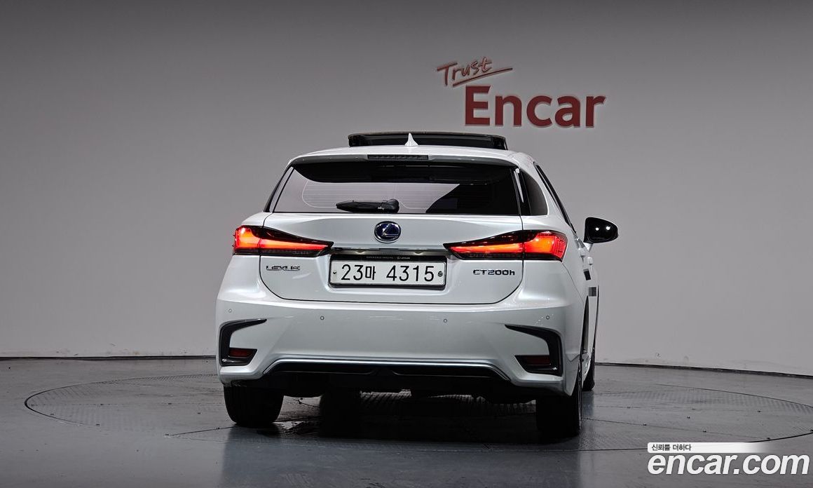 Lexus CT200h фото 3