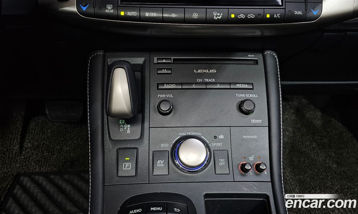 Lexus CT200h фото 8