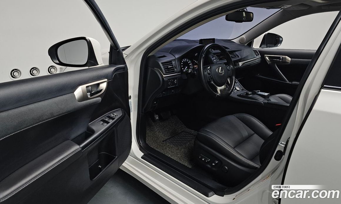 Lexus CT200h фото 9