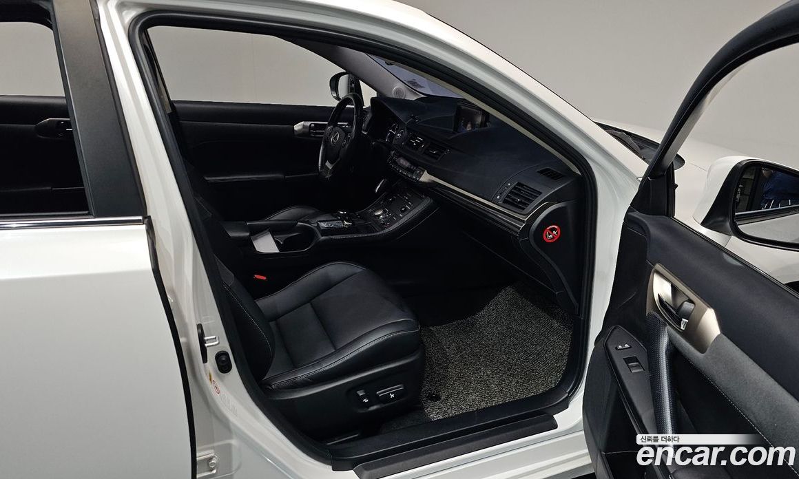 Lexus CT200h фото 10
