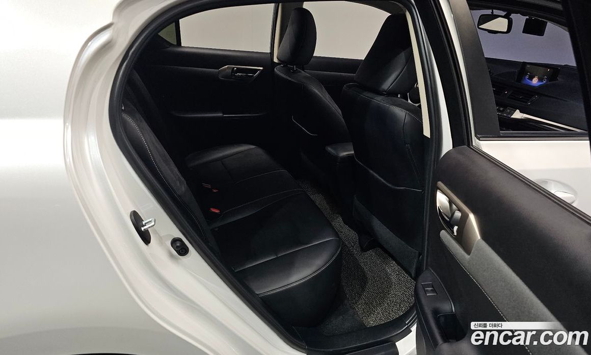 Lexus CT200h фото 11