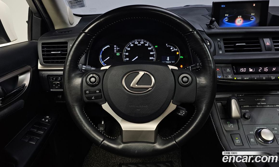 Lexus CT200h фото 12