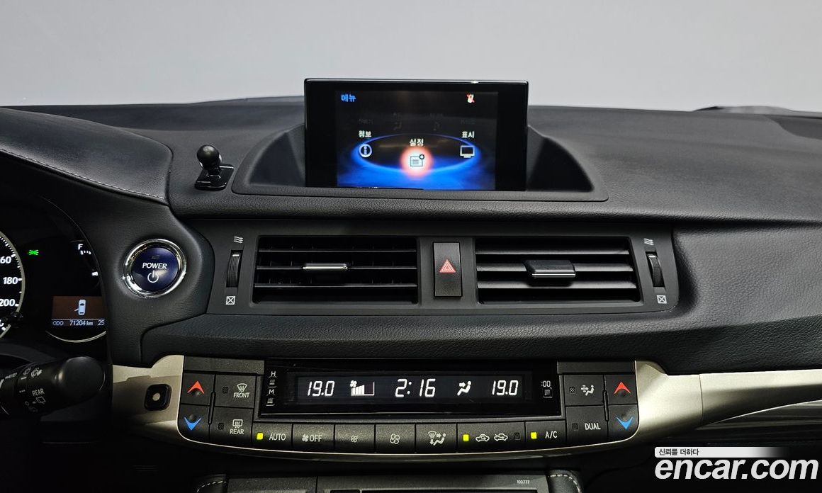Lexus CT200h фото 13
