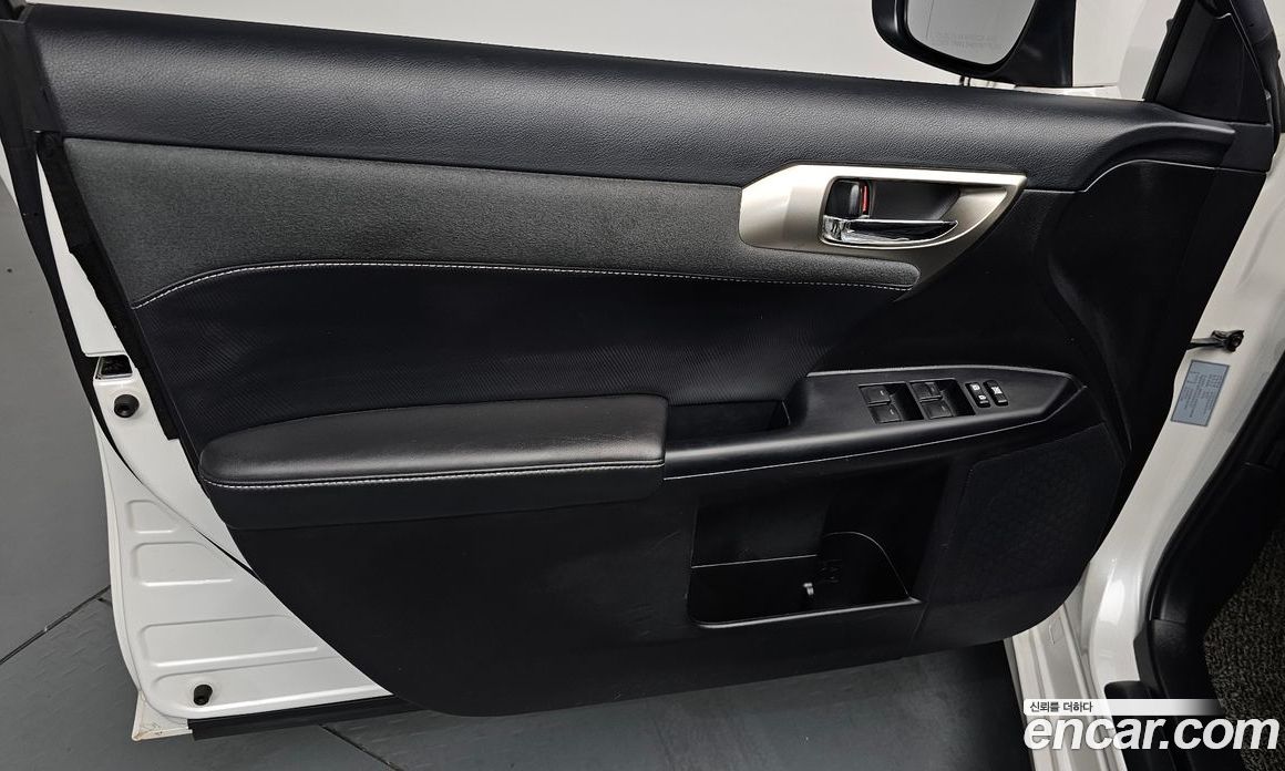 Lexus CT200h фото 24