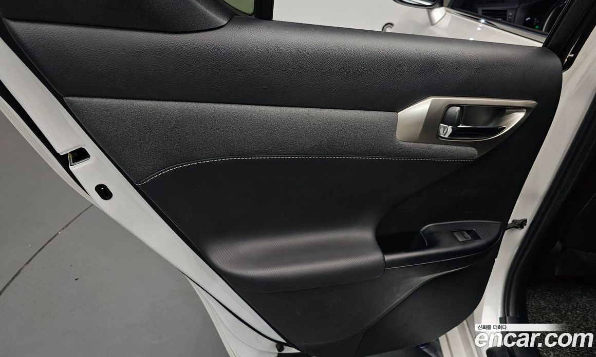 Lexus CT200h фото 25