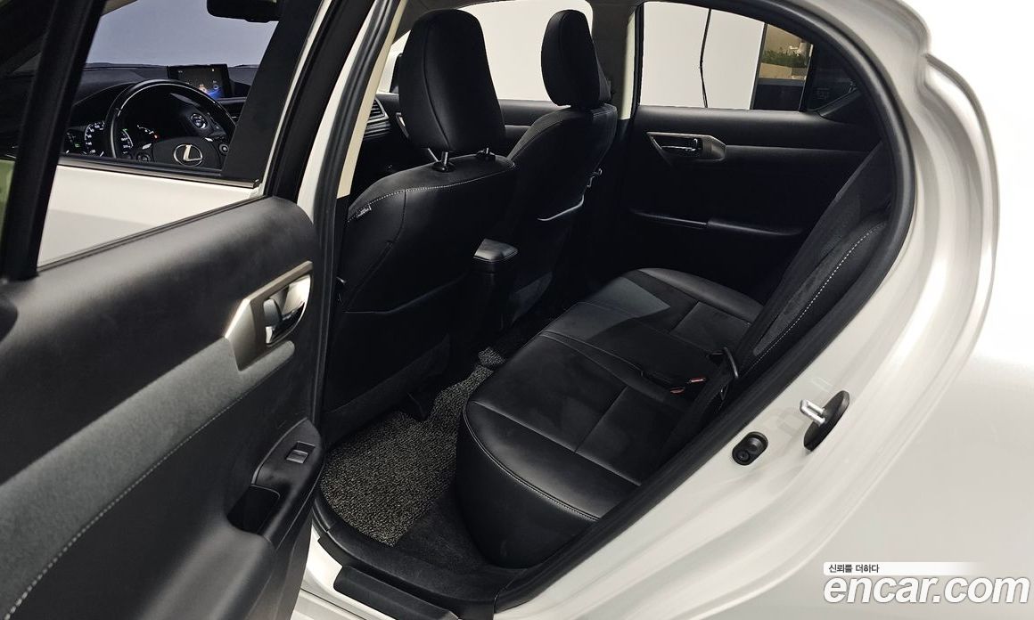 Lexus CT200h фото 26