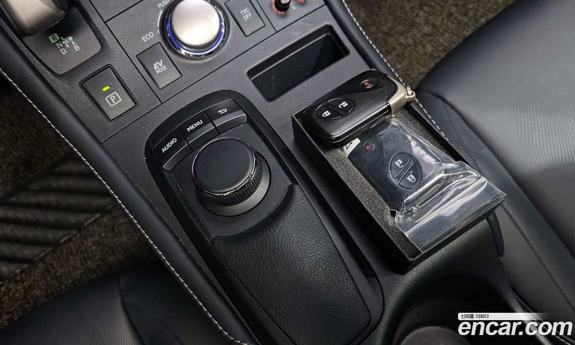 Lexus CT200h фото 32