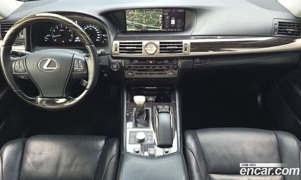 Lexus LS460 фото 7