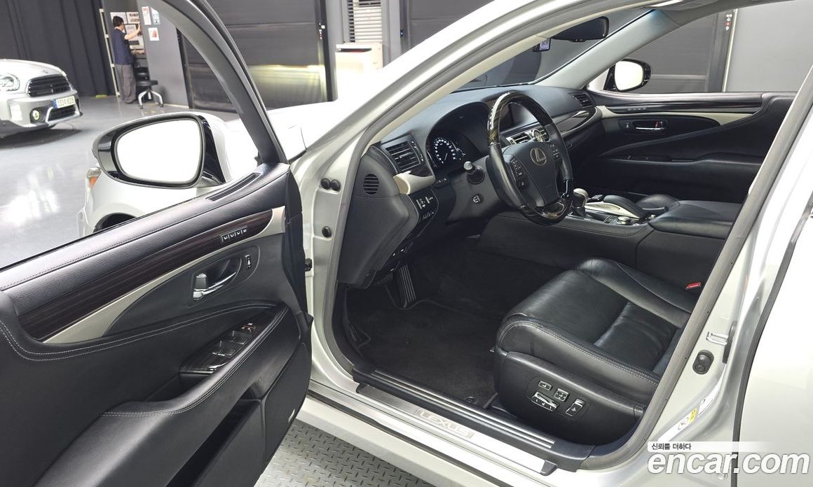 Lexus LS460 фото 10