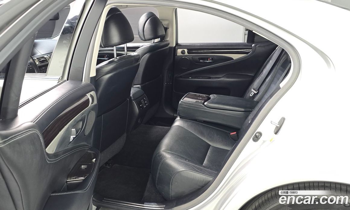 Lexus LS460 фото 11