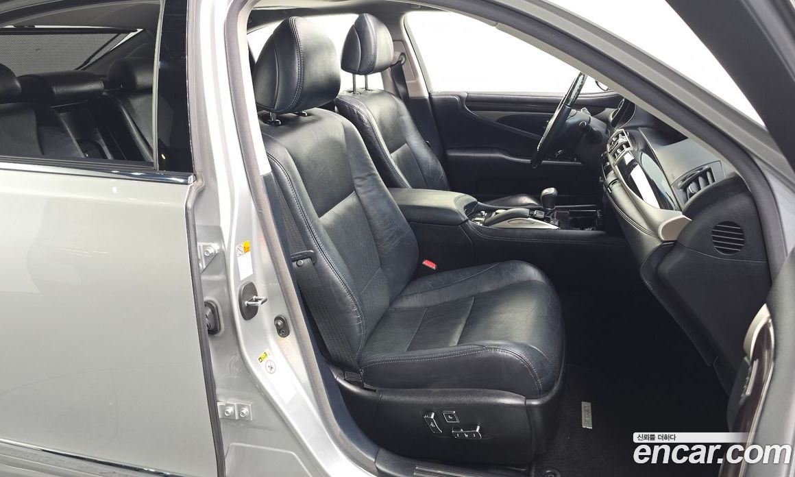 Lexus LS460 фото 12