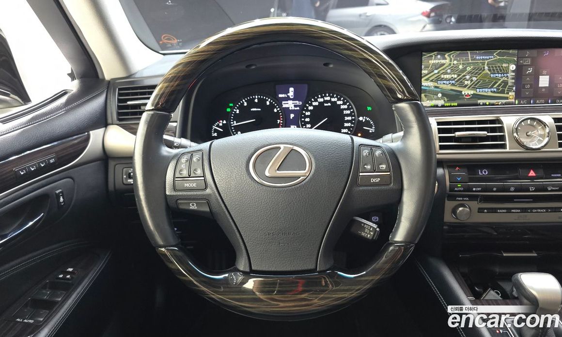 Lexus LS460 фото 13
