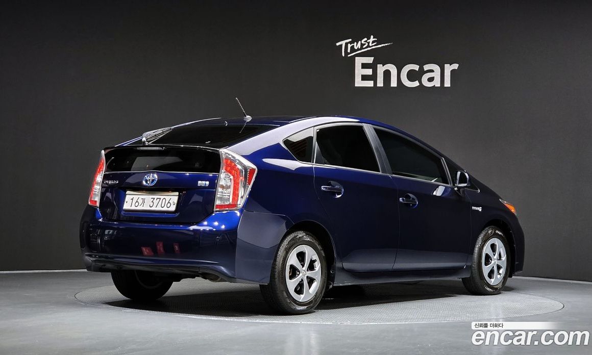 Toyota Prius фото 2
