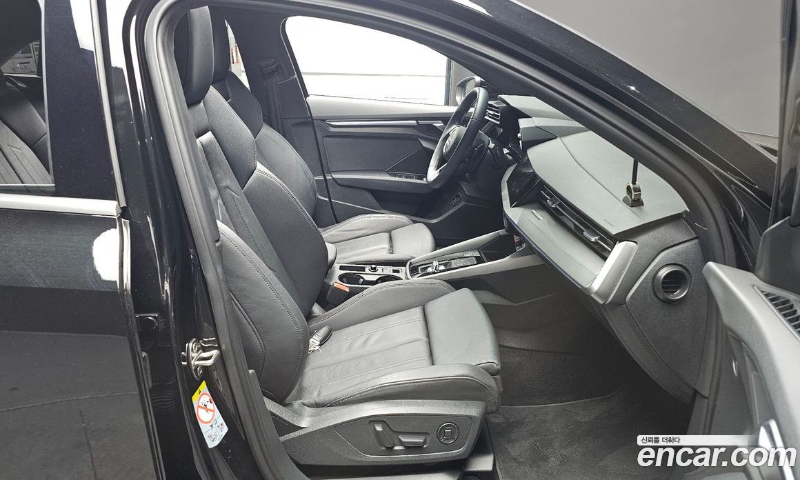 Audi A3 (8Y) фото 10