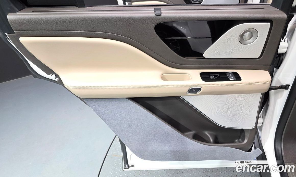 Lincoln Aviator 2nd Gen фото 25