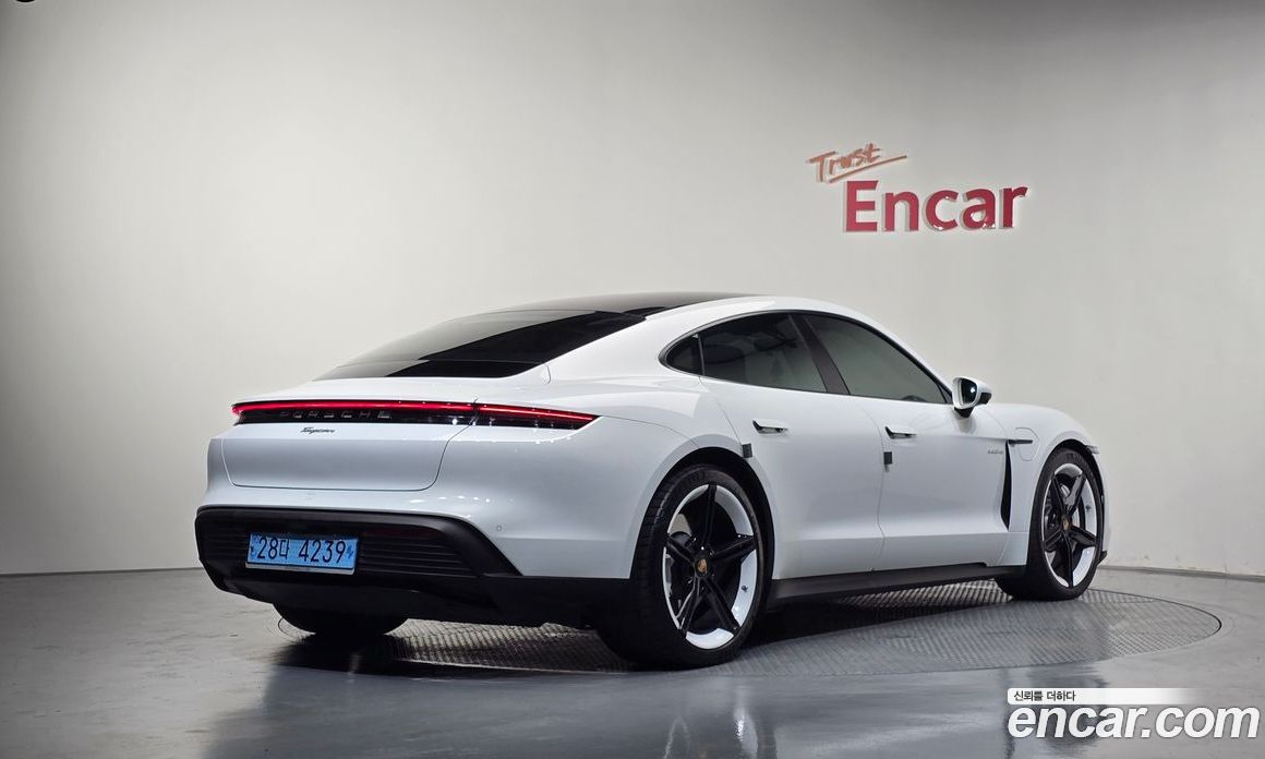 Porsche Taycan фото 2
