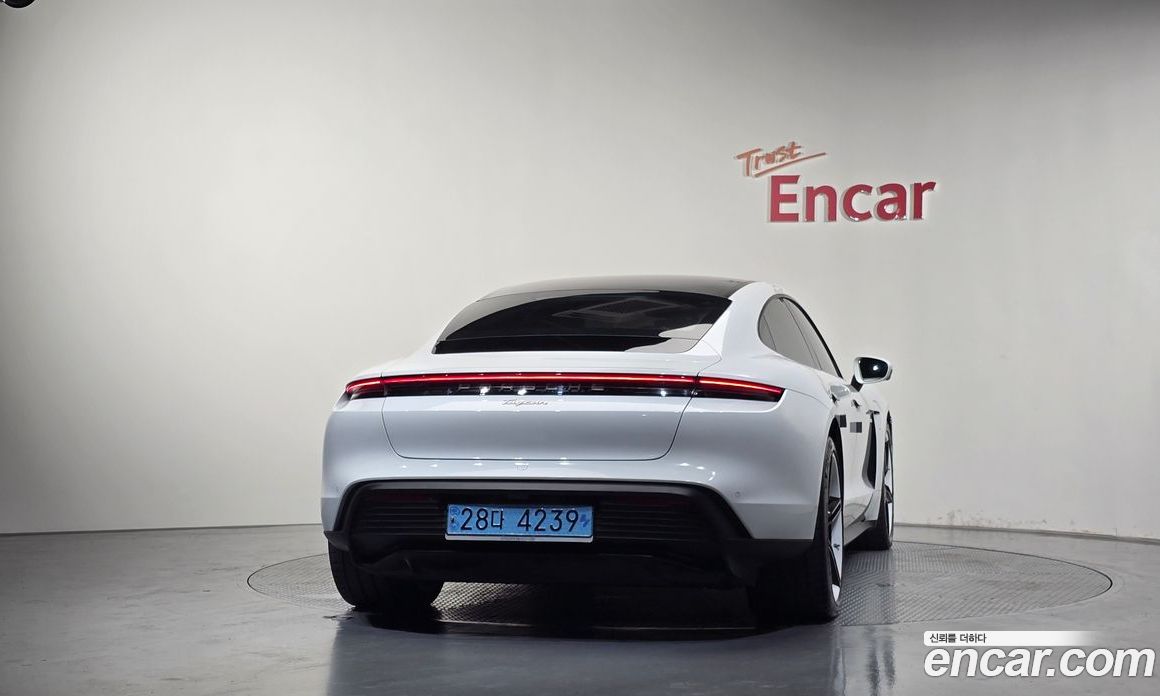 Porsche Taycan фото 4