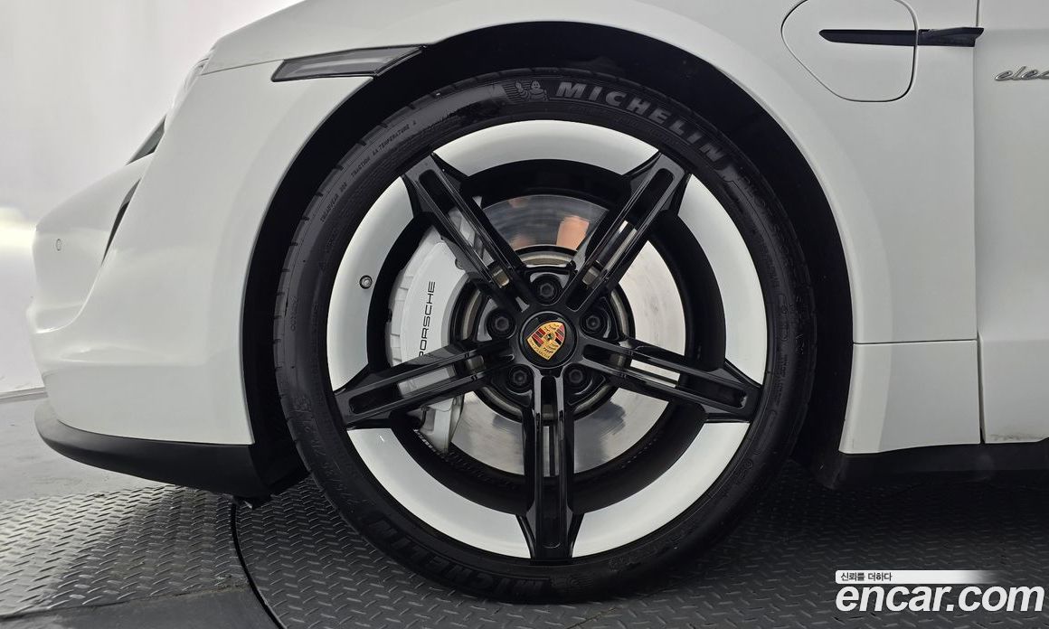 Porsche Taycan фото 5