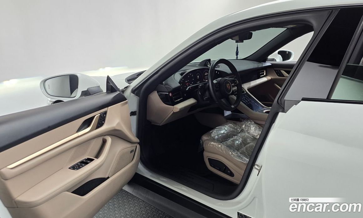 Porsche Taycan фото 10