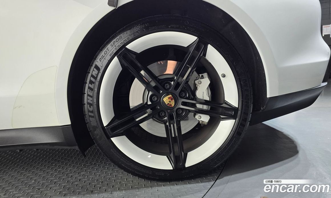 Porsche Taycan фото 21