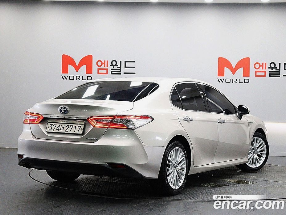 Toyota Camry (XV70) фото 2