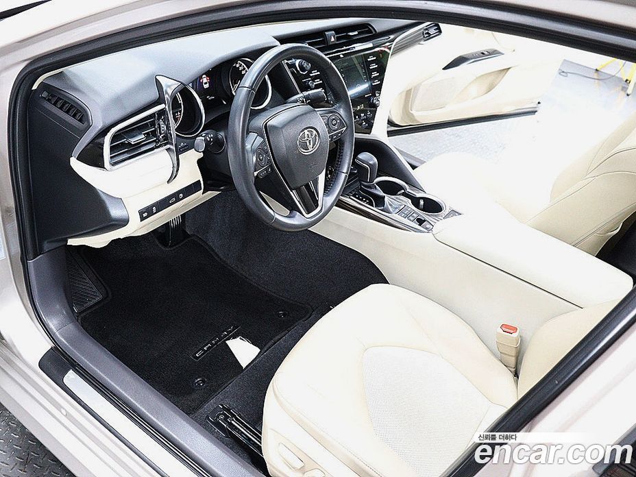 Toyota Camry (XV70) фото 10
