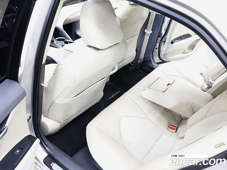 Toyota Camry (XV70) фото 11