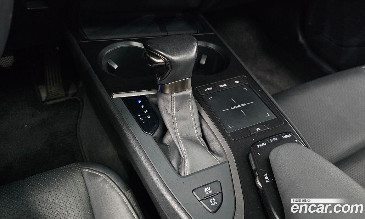 Lexus UX250h фото 8
