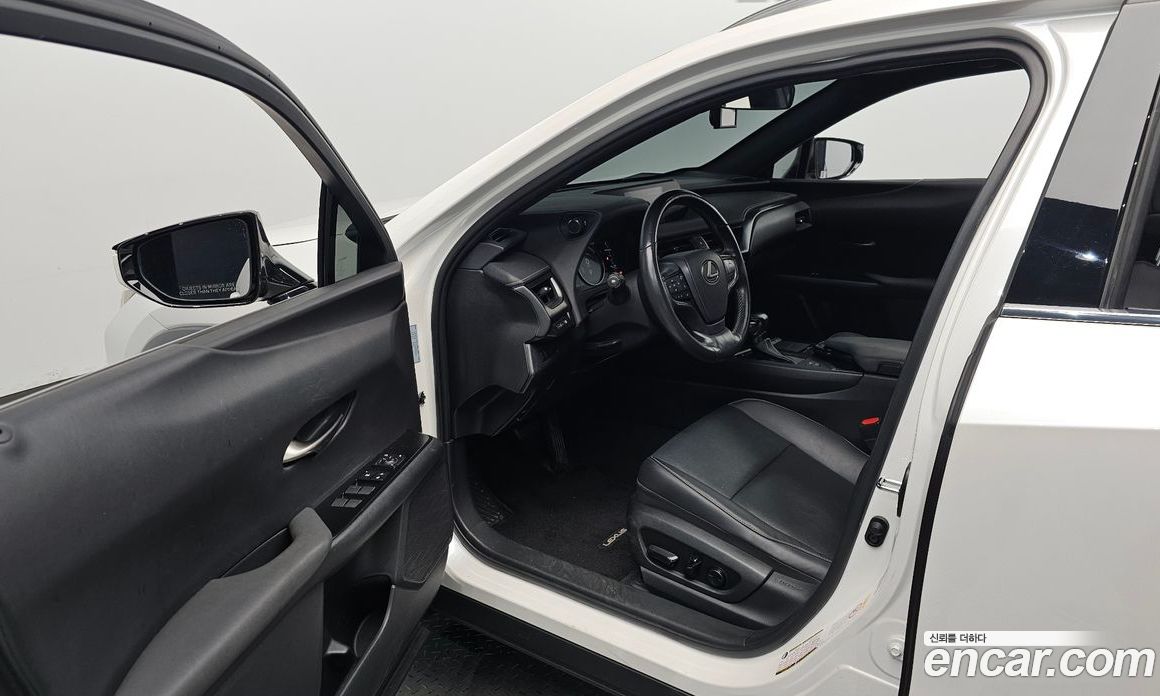 Lexus UX250h фото 9