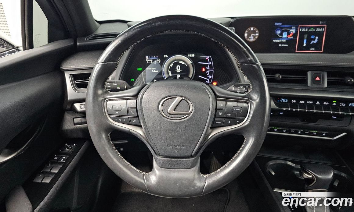 Lexus UX250h фото 12