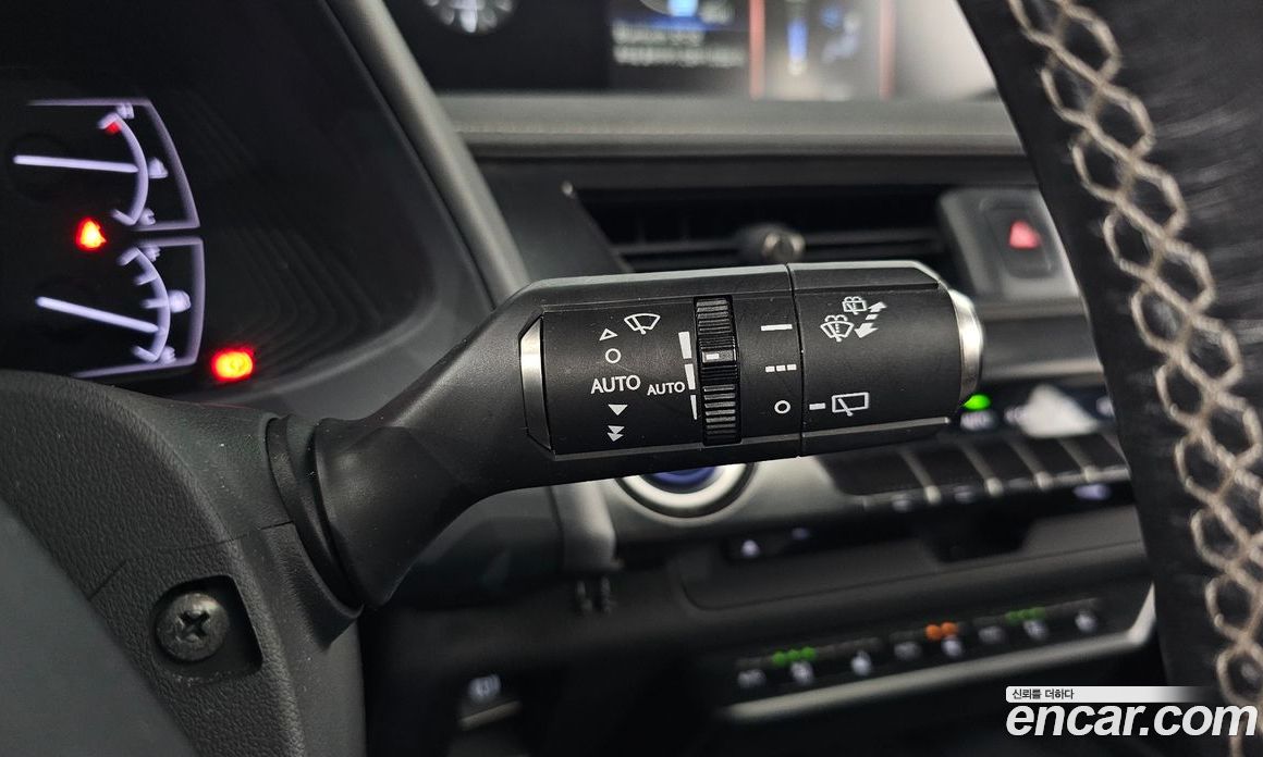 Lexus UX250h фото 15