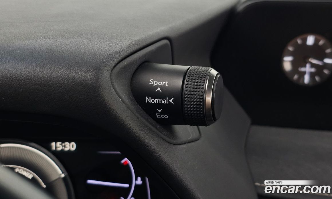 Lexus UX250h фото 17