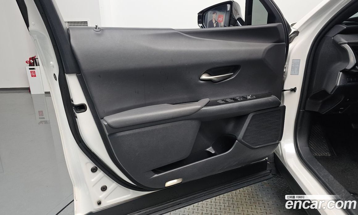 Lexus UX250h фото 24