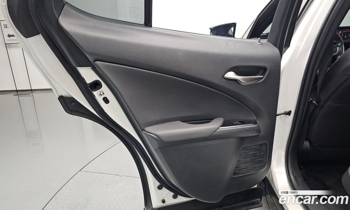 Lexus UX250h фото 25