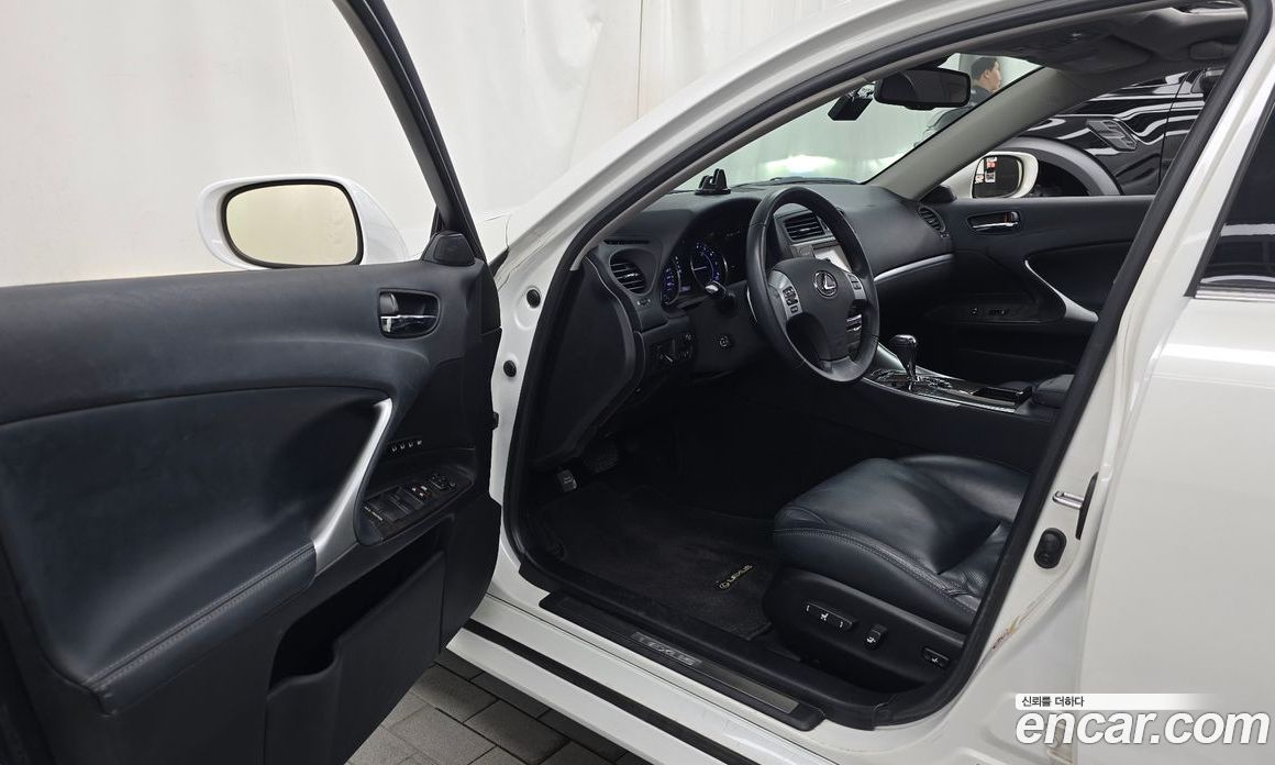 Lexus IS250 фото 10
