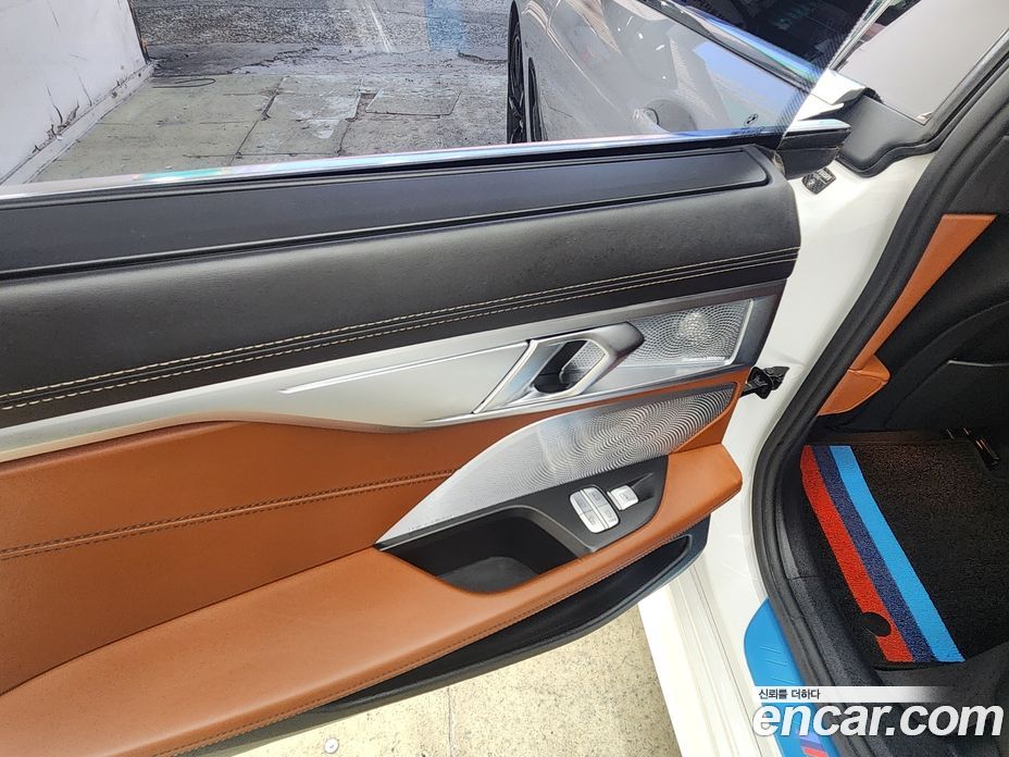 BMW 8-Series (G15) фото 9