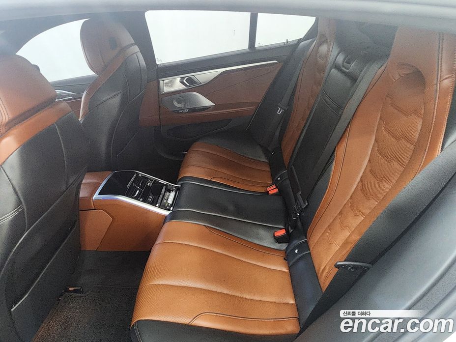 BMW 8-Series (G15) фото 11