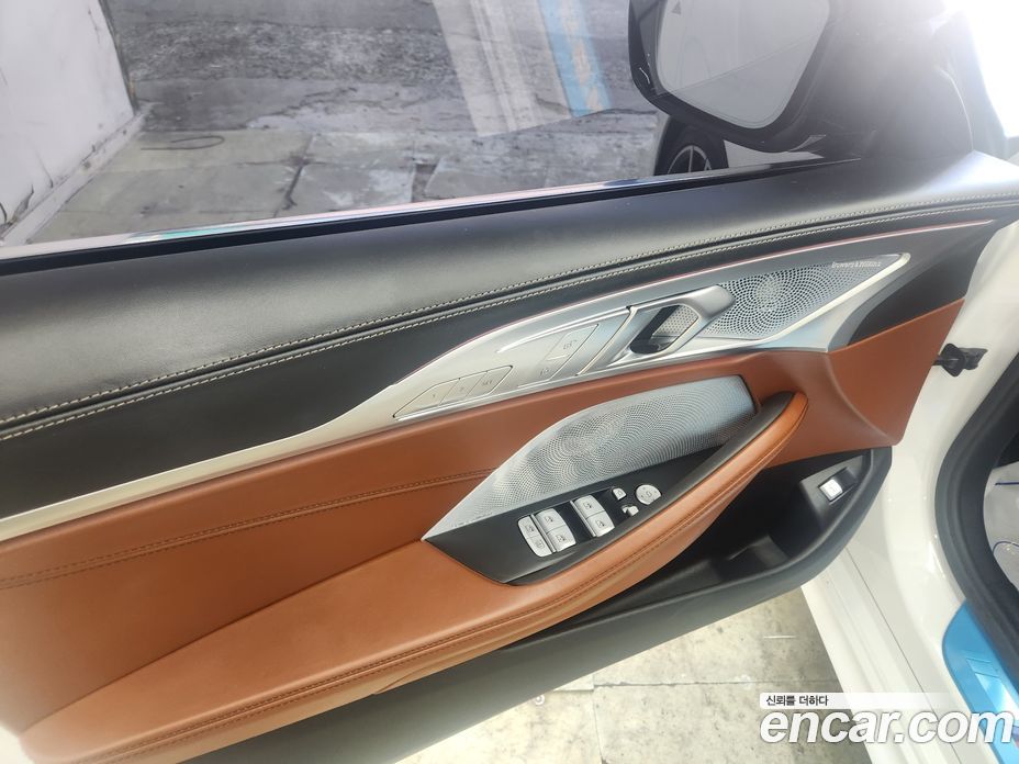 BMW 8-Series (G15) фото 14