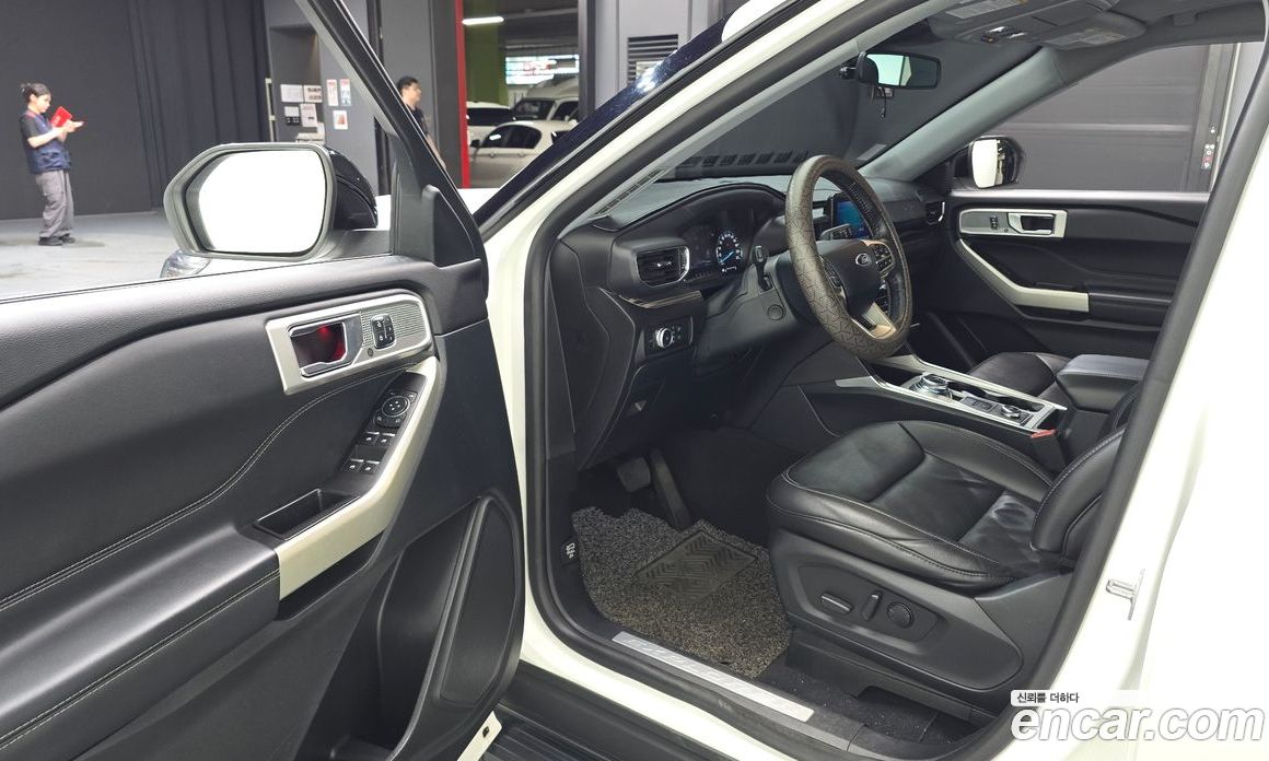 Ford Explorer 6th Gen фото 10